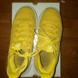 Under armour Curry 8 basketball sneakers (butter)